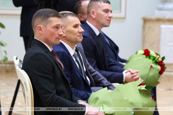 "Вами гордится страна!" Лукашенко вручил награды заслуженным аграриям Беларуси