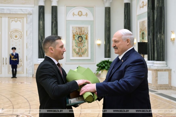 "Вами гордится страна!" Лукашенко вручил награды заслуженным аграриям Беларуси