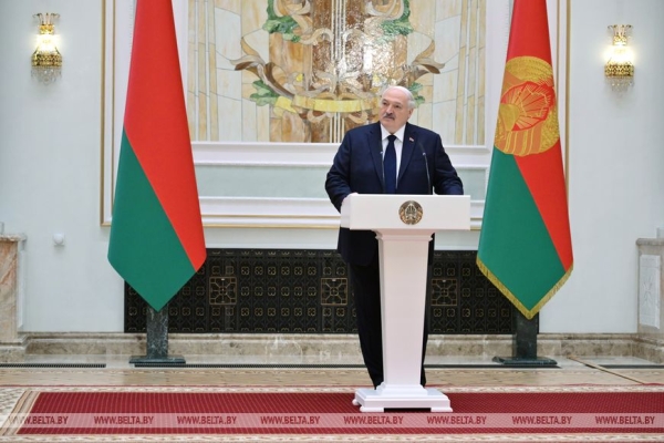 "Вами гордится страна!" Лукашенко вручил награды заслуженным аграриям Беларуси