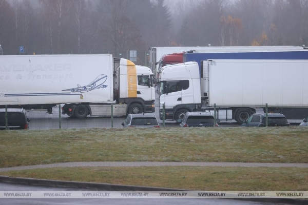 МИД: более тысячи литовских фур в Беларуси переместят на спецстоянки в районе "Котловки"