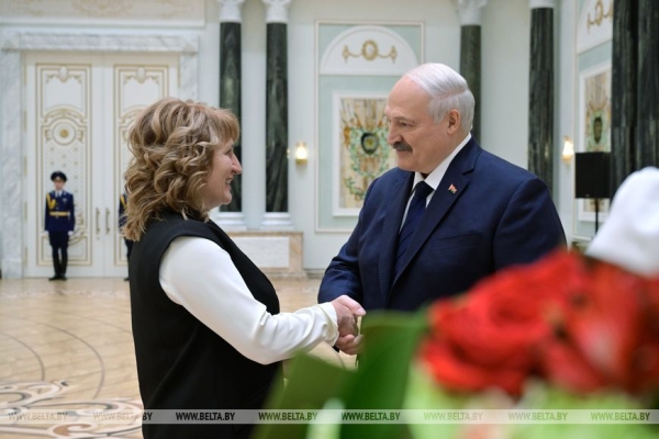 "Вами гордится страна!" Лукашенко вручил награды заслуженным аграриям Беларуси