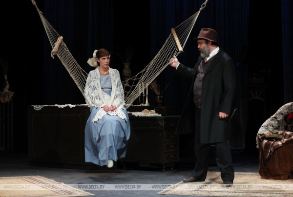 Спектакль "Волки и овцы" в рамках гастролей представили российские артисты на сцене молодежного театра 