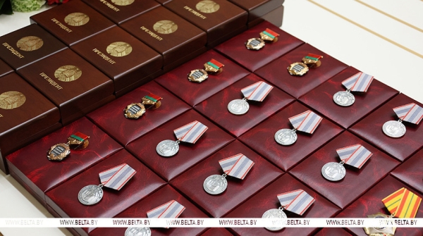 "Вами гордится страна!" Лукашенко вручил награды заслуженным аграриям Беларуси