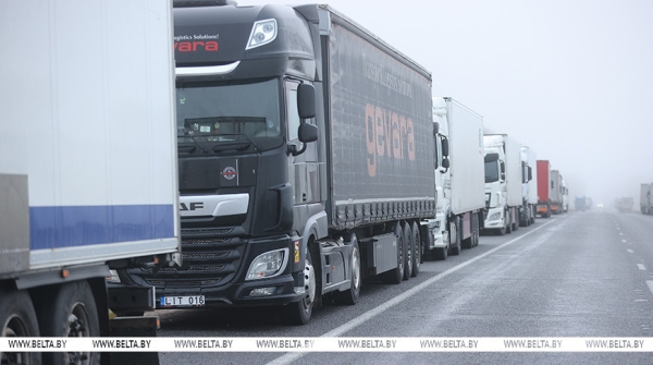 МИД: более тысячи литовских фур в Беларуси переместят на спецстоянки в районе "Котловки"