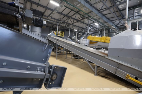 В Крупском районе открыли новый завод по производству профессиональных торфяных грунтов