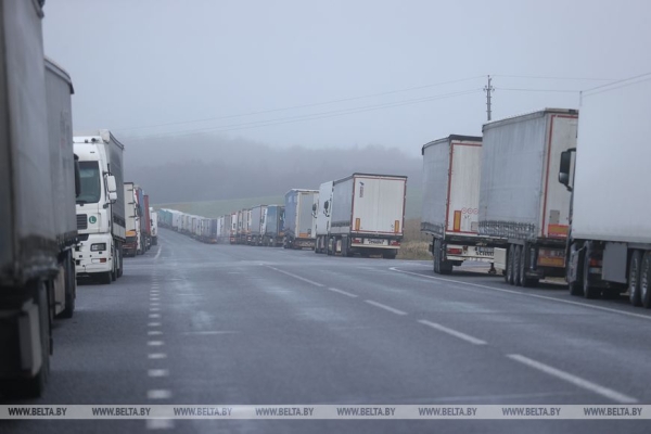МИД: более тысячи литовских фур в Беларуси переместят на спецстоянки в районе "Котловки"