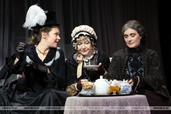 Спектакль "Волки и овцы" в рамках гастролей представили российские артисты на сцене молодежного театра 