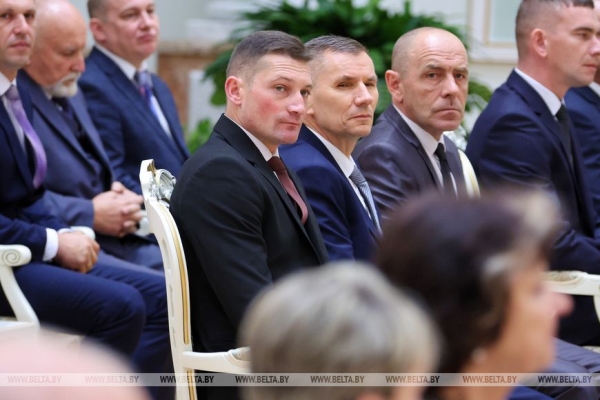 "Вами гордится страна!" Лукашенко вручил награды заслуженным аграриям Беларуси