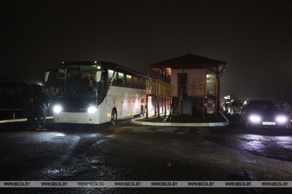 В пункт пропуска "Берестовица" стали заезжать первые автомобили для пересечения границы с Польшей