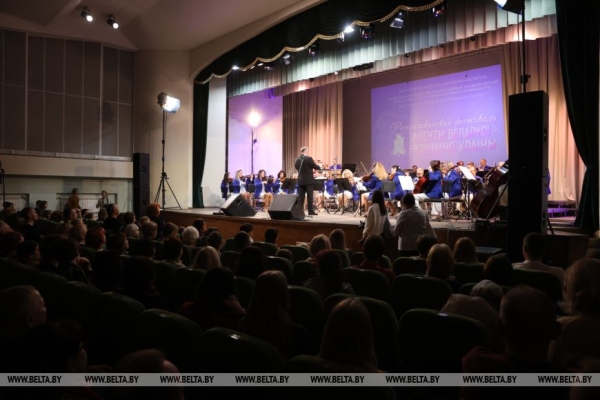 Прекрасный вокал и чарующие звуки оркестра: в Бресте стартовал фестиваль "Таленты Беларусі - будучыня краіны" 