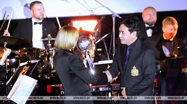 "Лiстапад": специальный приз Президента Беларуси присужден китайскому режиссеру Чжан Чжуну