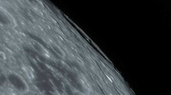 Роскосмос показал кадры кратера размером с Черногорию с восточной части Луны