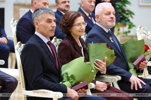 "Вами гордится страна!" Лукашенко вручил награды заслуженным аграриям Беларуси