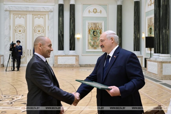 "Вами гордится страна!" Лукашенко вручил награды заслуженным аграриям Беларуси