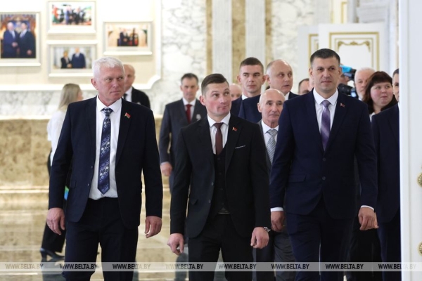 "Вами гордится страна!" Лукашенко вручил награды заслуженным аграриям Беларуси