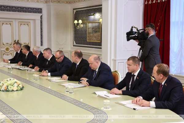 Апгрейд для Полесья, кадровый день, наука "без понтов" и лозунг для всей страны. Итоги недели Президента