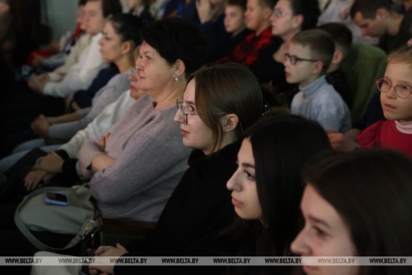 Прекрасный вокал и чарующие звуки оркестра: в Бресте стартовал фестиваль "Таленты Беларусі - будучыня краіны" 