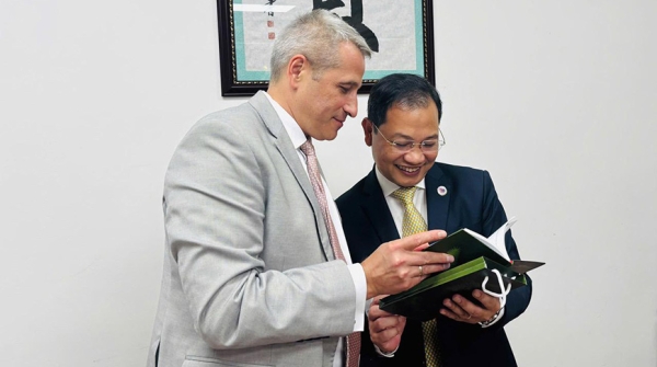 Сборники стихов Янки Купалы переданы Ханойскому государственному университету 