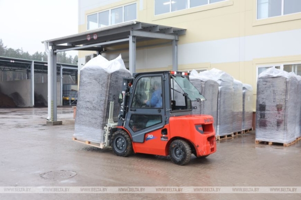 В Крупском районе открыли новый завод по производству профессиональных торфяных грунтов