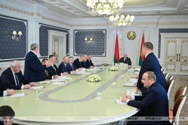 Апгрейд для Полесья, кадровый день, наука "без понтов" и лозунг для всей страны. Итоги недели Президента