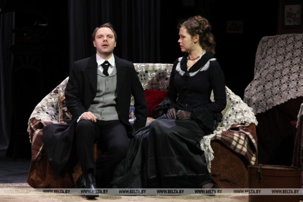 Спектакль "Волки и овцы" в рамках гастролей представили российские артисты на сцене молодежного театра 