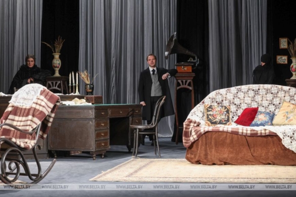 Спектакль "Волки и овцы" в рамках гастролей представили российские артисты на сцене молодежного театра 