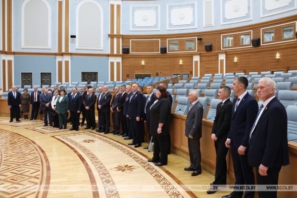 "Вами гордится страна!" Лукашенко вручил награды заслуженным аграриям Беларуси
