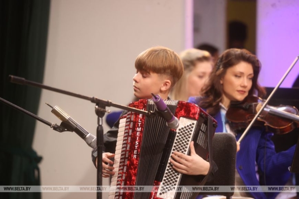Прекрасный вокал и чарующие звуки оркестра: в Бресте стартовал фестиваль "Таленты Беларусі - будучыня краіны" 