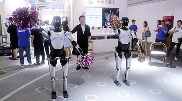 Китайский гуманоидный робот установил мировой рекорд, пройдя без остановки более 100 км