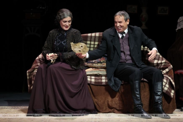 Спектакль "Волки и овцы" в рамках гастролей представили российские артисты на сцене молодежного театра 