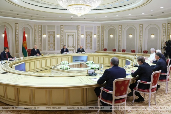 Апгрейд для Полесья, кадровый день, наука "без понтов" и лозунг для всей страны. Итоги недели Президента