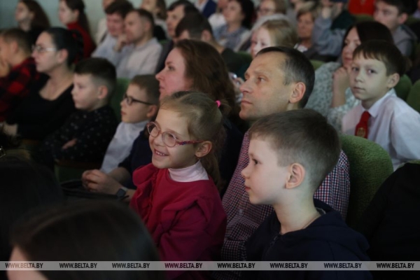 Прекрасный вокал и чарующие звуки оркестра: в Бресте стартовал фестиваль "Таленты Беларусі - будучыня краіны" 