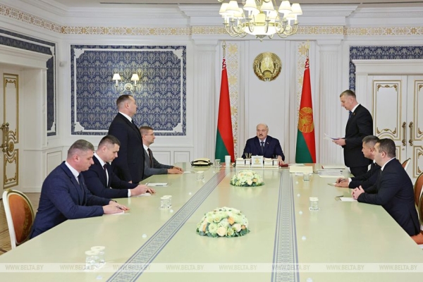 Апгрейд для Полесья, кадровый день, наука "без понтов" и лозунг для всей страны. Итоги недели Президента