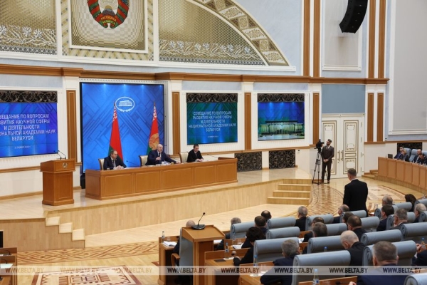 Апгрейд для Полесья, кадровый день, наука "без понтов" и лозунг для всей страны. Итоги недели Президента