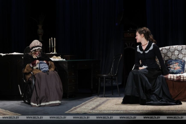 Спектакль "Волки и овцы" в рамках гастролей представили российские артисты на сцене молодежного театра 