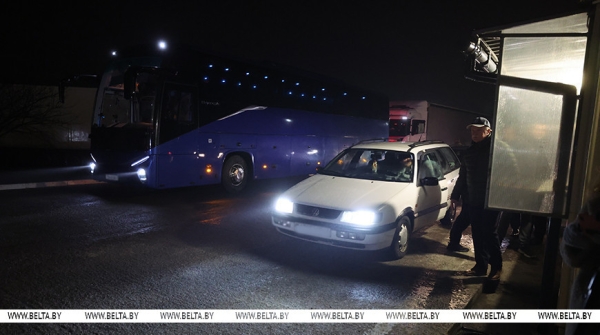 В пункт пропуска "Берестовица" стали заезжать первые автомобили для пересечения границы с Польшей