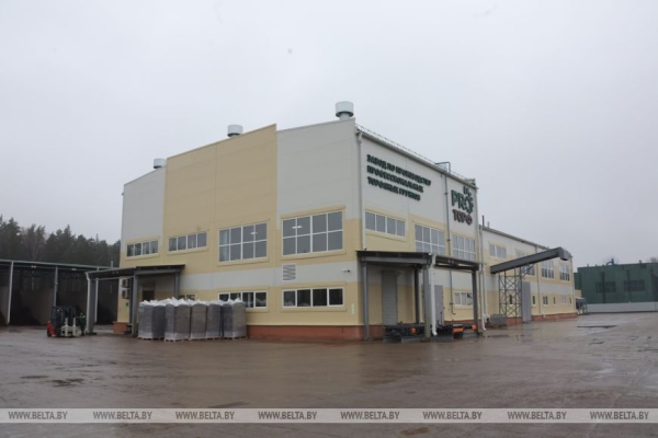 В Крупском районе открыли новый завод по производству профессиональных торфяных грунтов