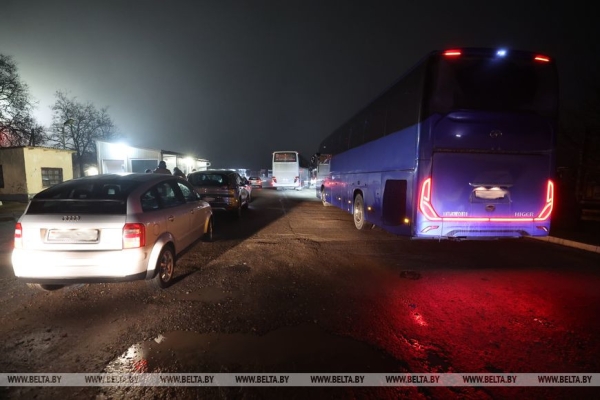В пункт пропуска "Берестовица" стали заезжать первые автомобили для пересечения границы с Польшей