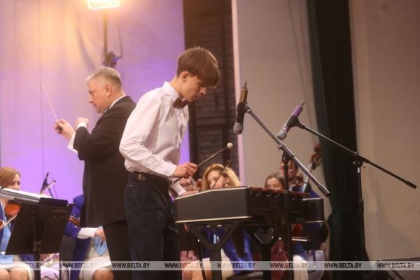 Прекрасный вокал и чарующие звуки оркестра: в Бресте стартовал фестиваль "Таленты Беларусі - будучыня краіны" 