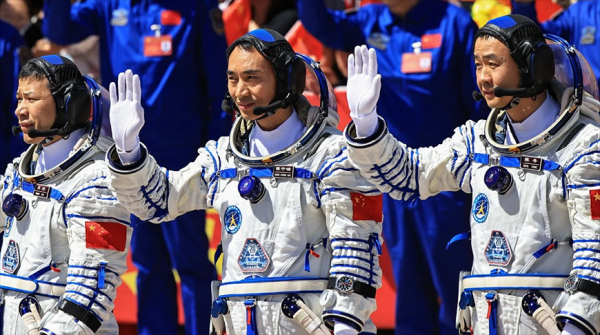 Китайский экипаж "Шэньчжоу-20" вернулся на Землю 