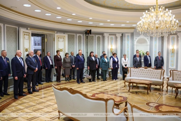 "Вами гордится страна!" Лукашенко вручил награды заслуженным аграриям Беларуси