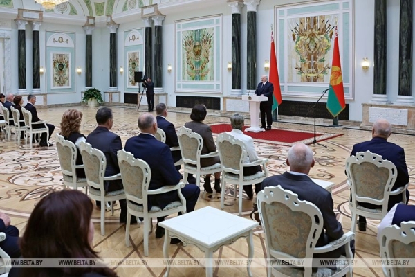 "Вами гордится страна!" Лукашенко вручил награды заслуженным аграриям Беларуси