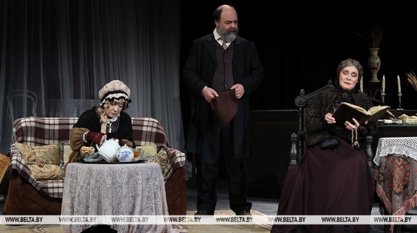 Спектакль "Волки и овцы" в рамках гастролей представили российские артисты на сцене молодежного театра 