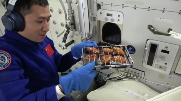 Китайские космонавты впервые приготовили барбекю на орбитальной станции