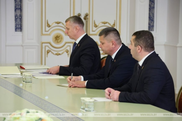 Апгрейд для Полесья, кадровый день, наука "без понтов" и лозунг для всей страны. Итоги недели Президента