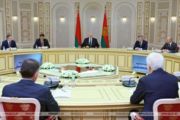 Апгрейд для Полесья, кадровый день, наука "без понтов" и лозунг для всей страны. Итоги недели Президента