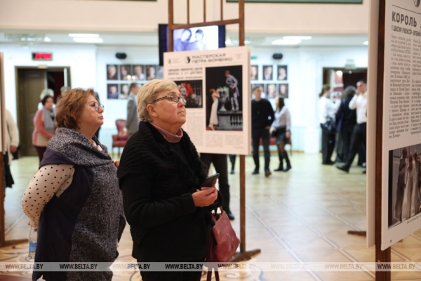 Спектакль "Волки и овцы" в рамках гастролей представили российские артисты на сцене молодежного театра 