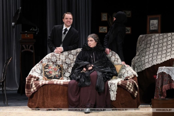 Спектакль "Волки и овцы" в рамках гастролей представили российские артисты на сцене молодежного театра 