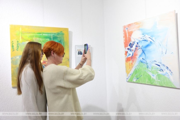 "Чтобы каждый смог рассказать миру о себе". Инклюзивная выставка "Краски говорят" открылась в Минске