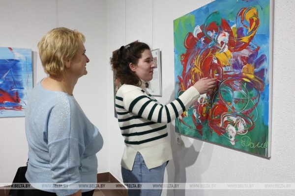 "Чтобы каждый смог рассказать миру о себе". Инклюзивная выставка "Краски говорят" открылась в Минске